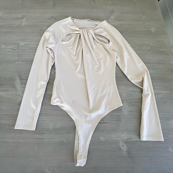 NWOT- ASTR THE LABEL- Multicutout long sleeve bodysuit in bone- Size M - Picture 6 of 7